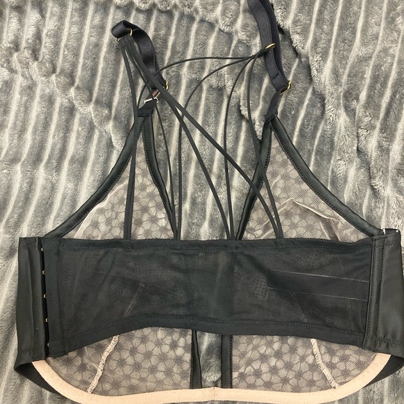 Victoria’s Secret 36DD Unlined Plunge Bra - Picture 2 of 6